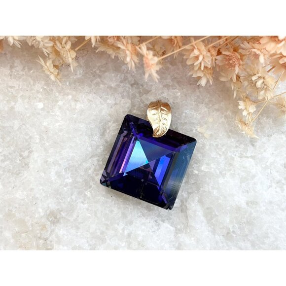 Prismatic Princess Cut Faux Sapphire Gold Leaf Vintage Pendant | Charm - 1" - Picture 6 of 9